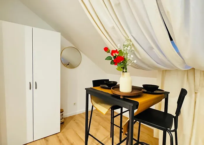Comfortable 5-bedroom For 13 Near Train Station Bécs