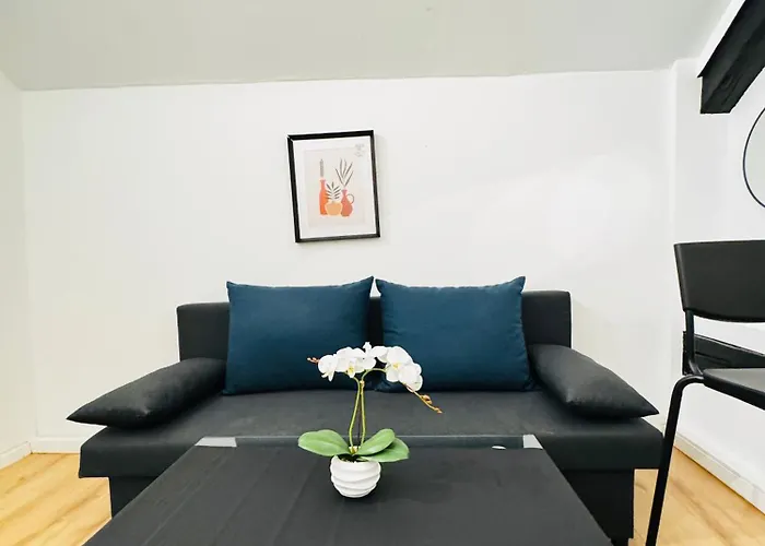Comfortable 5-bedroom For 13 Near Train Station * Bécs