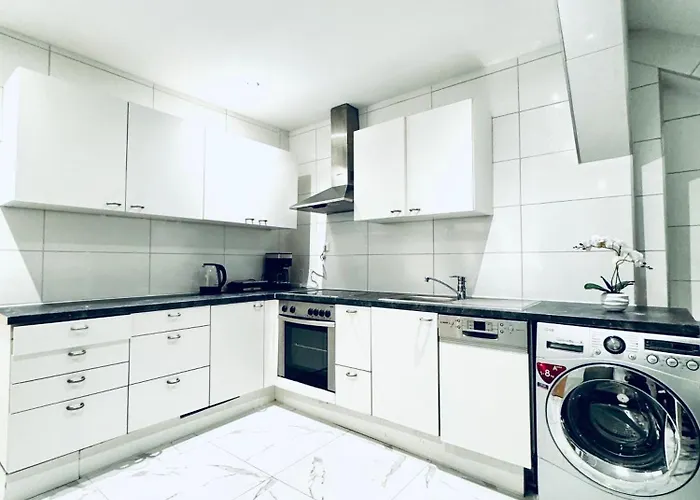 Apartman Comfortable 5-bedroom For 13 Near Train Station