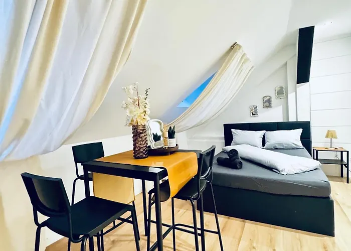Comfortable 5-bedroom For 13 Near Train Station Apartman *