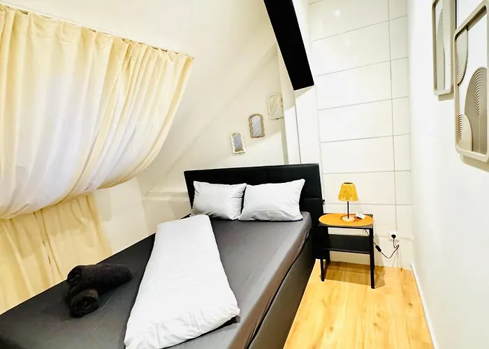 Apartman Comfortable 5-bedroom For 13 Near Train Station Bécs