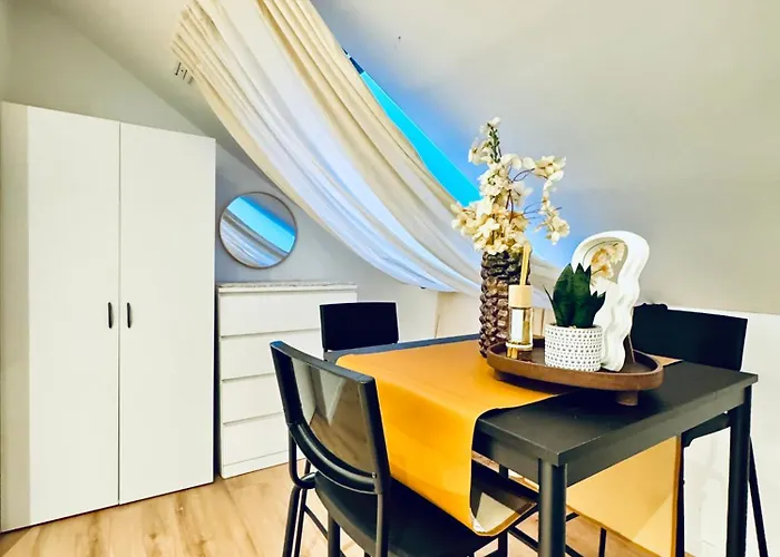 Comfortable 5-bedroom For 13 Near Train Station Bécs