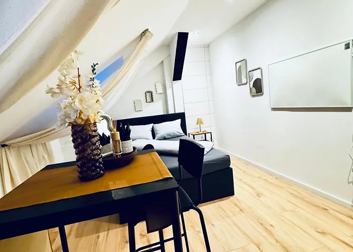 Comfortable 5-bedroom For 13 Near Train Station Apartman *