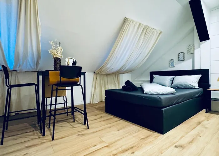 Apartman Comfortable 5-bedroom For 13 Near Train Station *