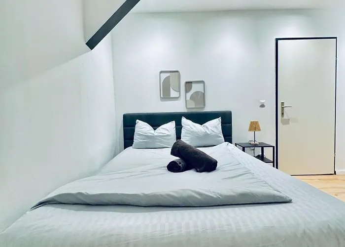 Comfortable 5-bedroom For 13 Near Train Station Apartman Bécs
