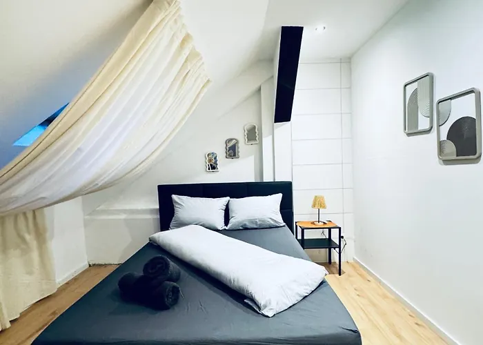 Apartman Comfortable 5-bedroom For 13 Near Train Station Bécs