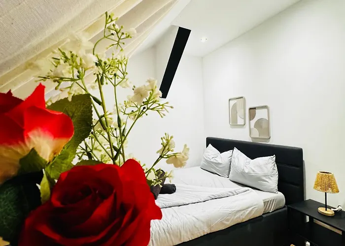 Comfortable 5-bedroom For 13 Near Train Station *