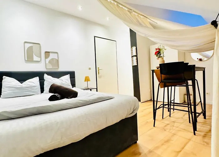 Comfortable 5-bedroom For 13 Near Train Station * Bécs
