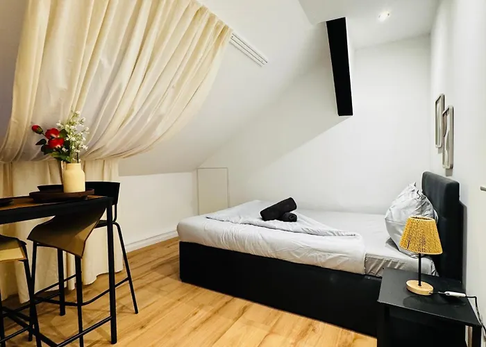 Comfortable 5-bedroom For 13 Near Train Station