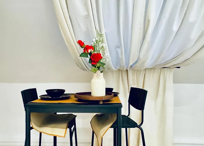 Comfortable 5-bedroom For 13 Near Train Station Apartman