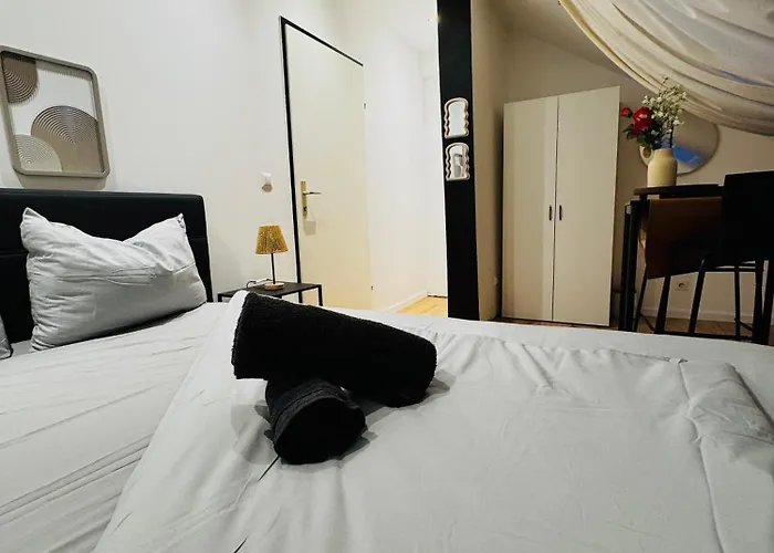 Comfortable 5-bedroom For 13 Near Train Station Apartman *