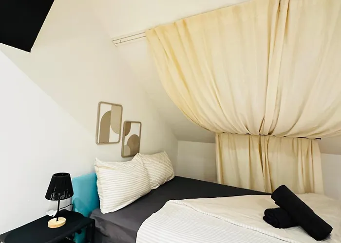 Apartman Comfortable 5-bedroom For 13 Near Train Station Bécs