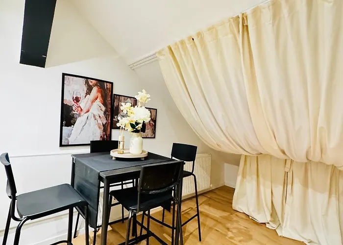 Comfortable 5-bedroom For 13 Near Train Station *