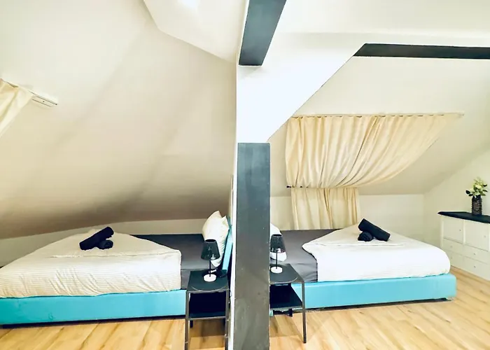 Comfortable 5-bedroom For 13 Near Train Station Bécs