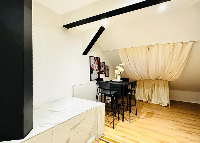 Comfortable 5-bedroom For 13 Near Train Station * Bécs