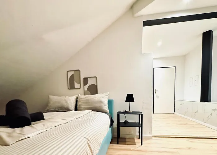 Comfortable 5-bedroom For 13 Near Train Station