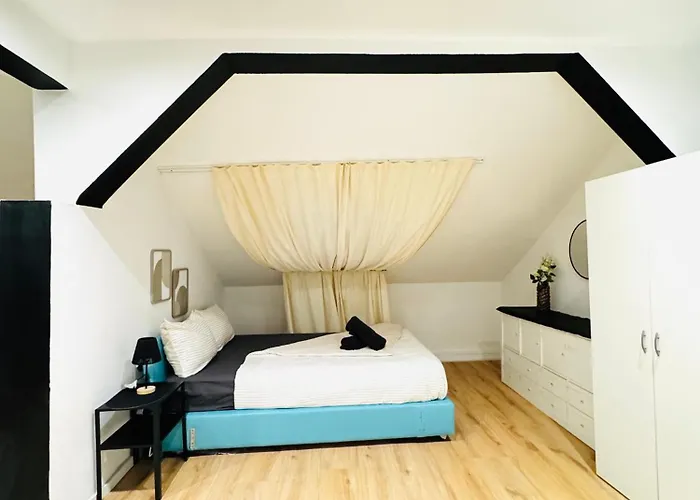 Comfortable 5-bedroom For 13 Near Train Station Apartman