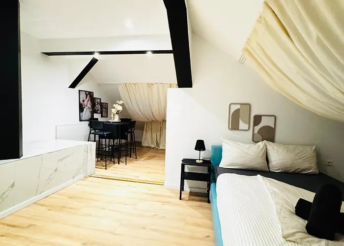 Apartman Comfortable 5-bedroom For 13 Near Train Station