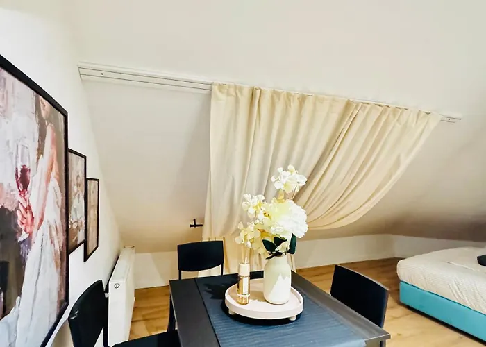 Apartman Comfortable 5-bedroom For 13 Near Train Station *