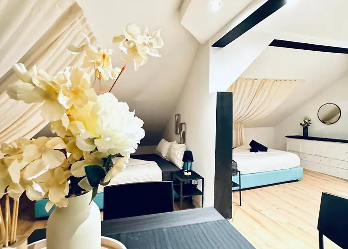 Comfortable 5-bedroom For 13 Near Train Station Apartman Bécs