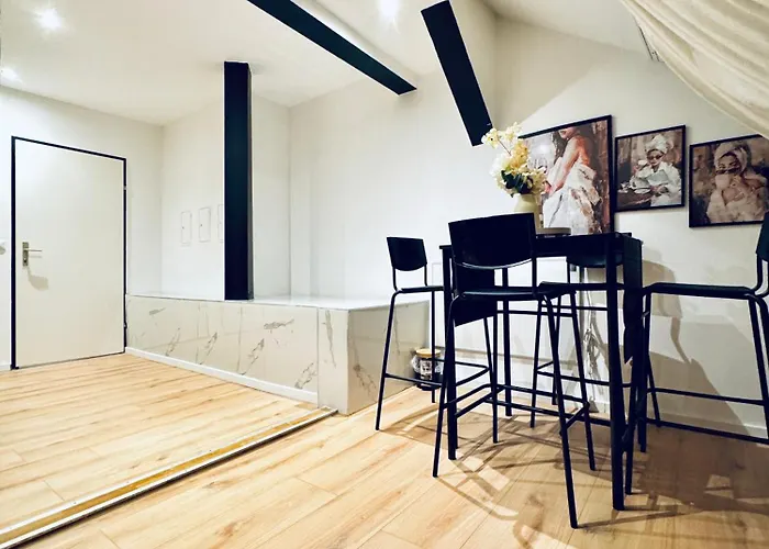 Apartman Comfortable 5-bedroom For 13 Near Train Station Bécs