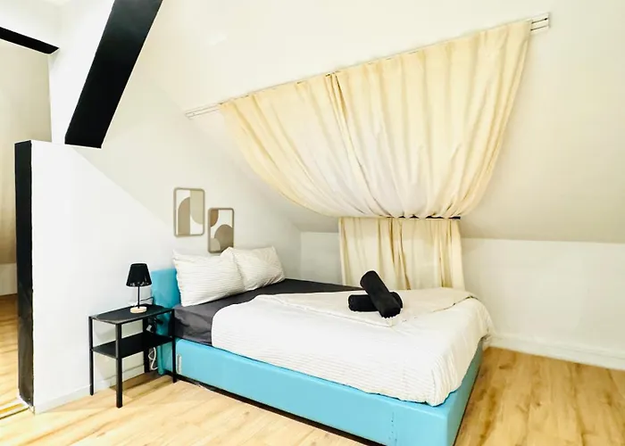 Comfortable 5-bedroom For 13 Near Train Station *