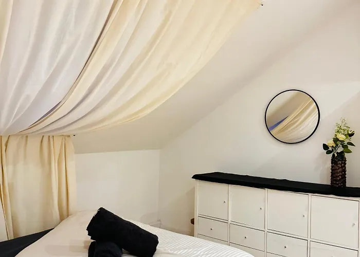 Comfortable 5-bedroom For 13 Near Train Station * Bécs