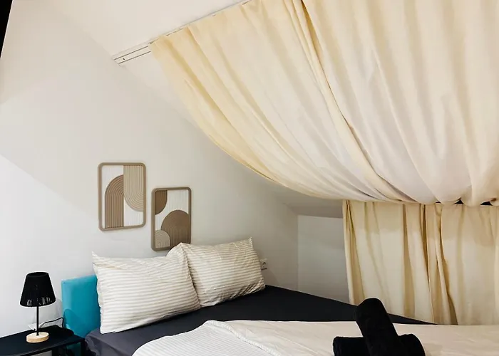 Comfortable 5-bedroom For 13 Near Train Station Apartman