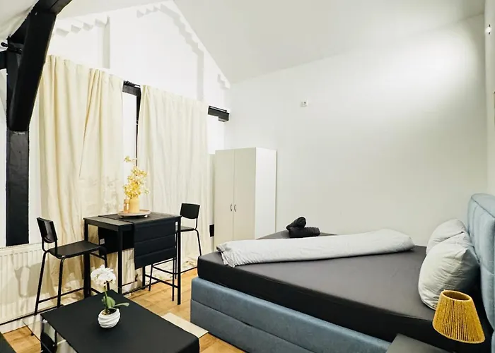 Apartman Comfortable 5-bedroom For 13 Near Train Station