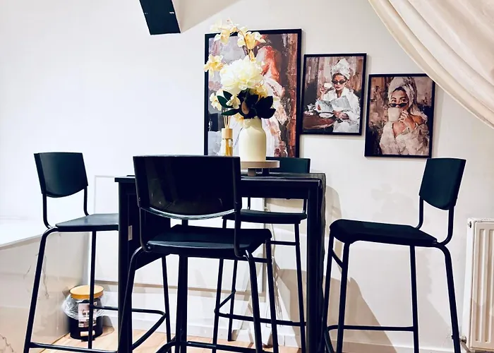Comfortable 5-bedroom For 13 Near Train Station Apartman *