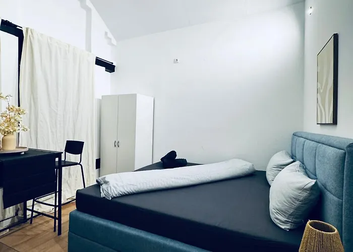 Apartman Comfortable 5-bedroom For 13 Near Train Station Bécs