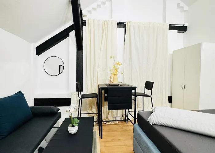 Comfortable 5-bedroom For 13 Near Train Station