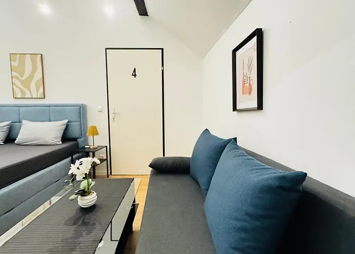 Comfortable 5-bedroom For 13 Near Train Station Apartman