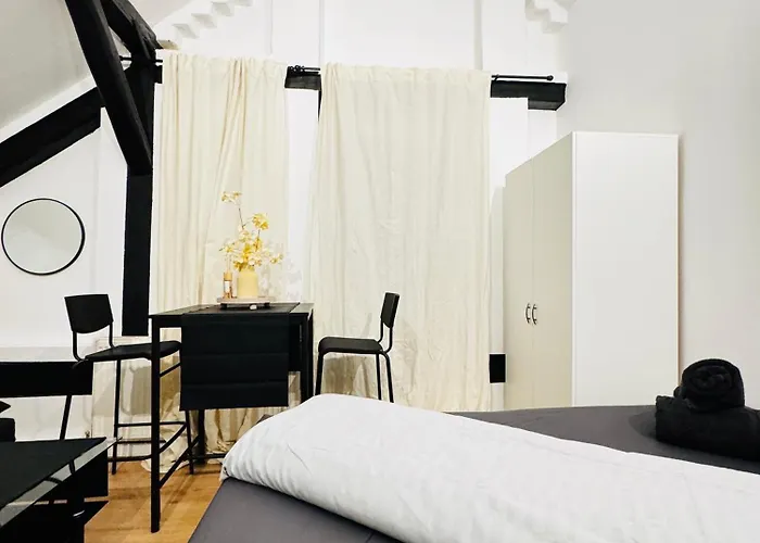 Apartman Comfortable 5-bedroom For 13 Near Train Station