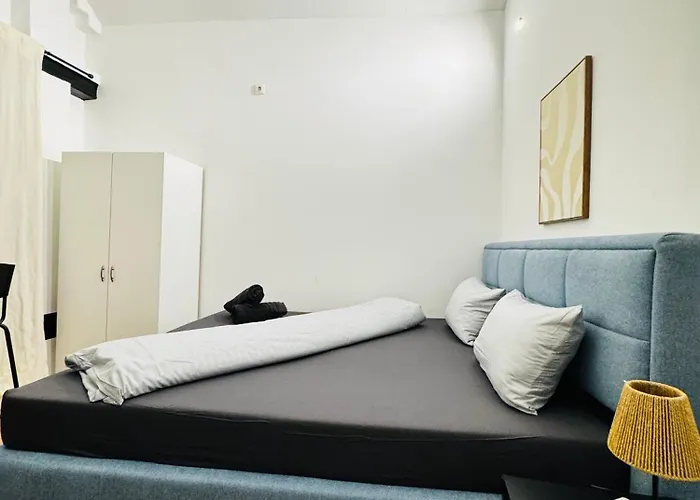 Comfortable 5-bedroom For 13 Near Train Station Apartman *