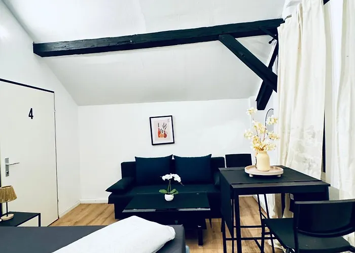 Apartman Comfortable 5-bedroom For 13 Near Train Station *