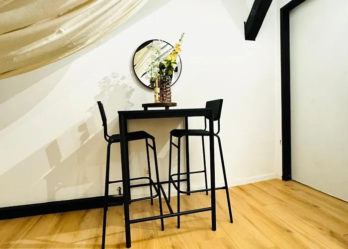 Apartman Comfortable 5-bedroom For 13 Near Train Station Bécs
