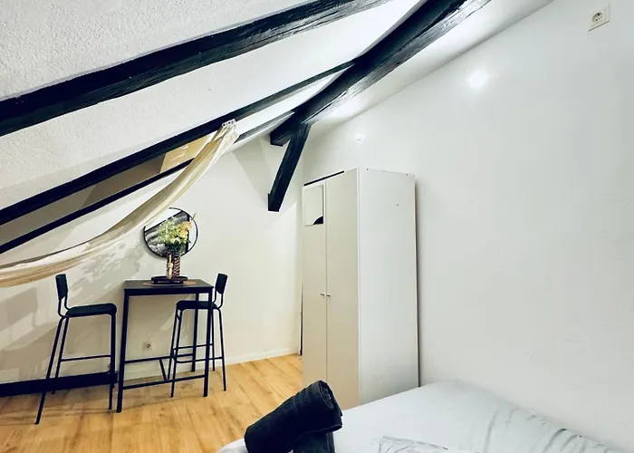 Comfortable 5-bedroom For 13 Near Train Station *