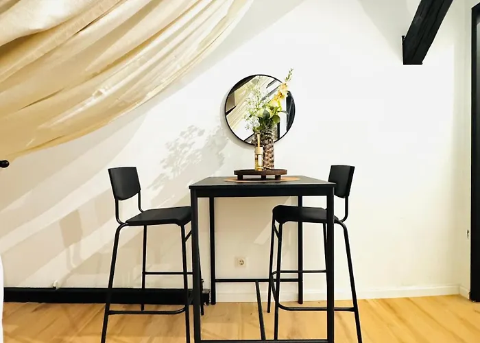 Comfortable 5-bedroom For 13 Near Train Station * Bécs