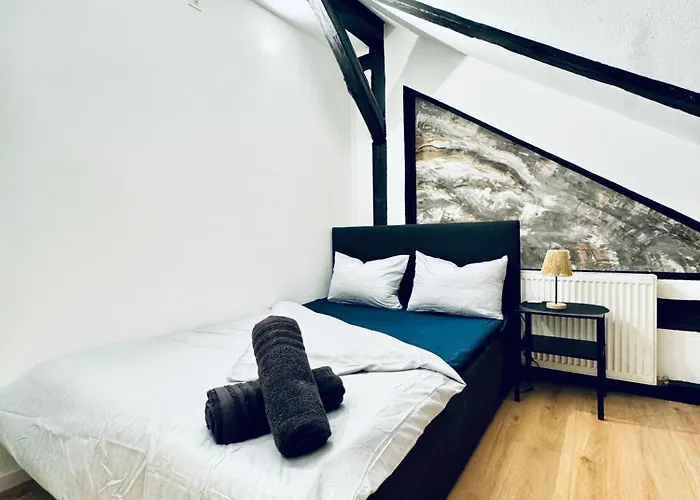 Comfortable 5-bedroom For 13 Near Train Station