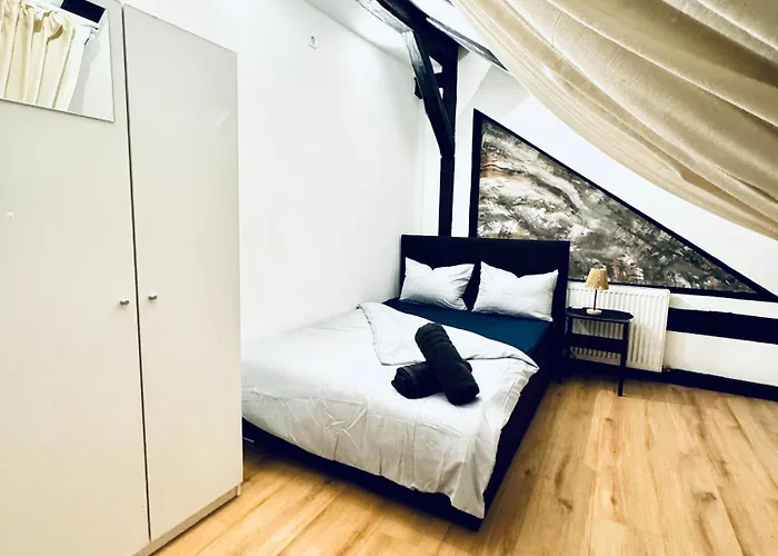 Comfortable 5-bedroom For 13 Near Train Station Apartman