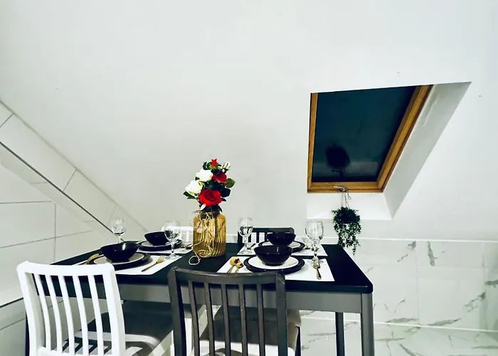Comfortable 5-bedroom For 13 Near Train Station Apartman