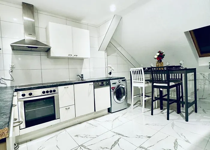 Apartman Comfortable 5-bedroom For 13 Near Train Station