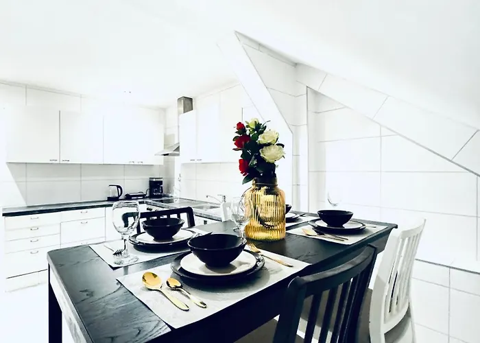 Comfortable 5-bedroom For 13 Near Train Station Apartman *