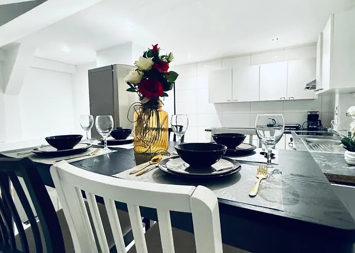 Apartman Comfortable 5-bedroom For 13 Near Train Station *