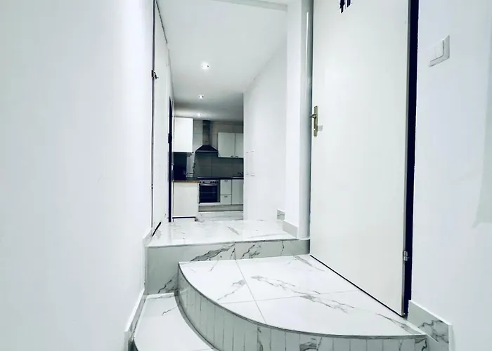 Comfortable 5-bedroom For 13 Near Train Station Apartman