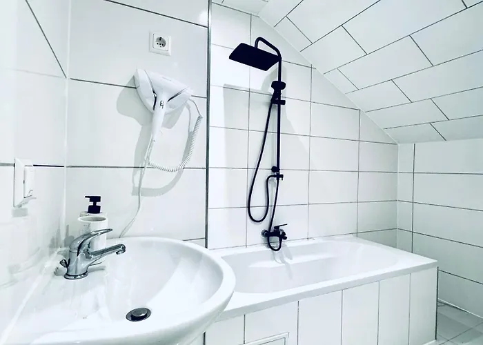Apartman Comfortable 5-bedroom For 13 Near Train Station