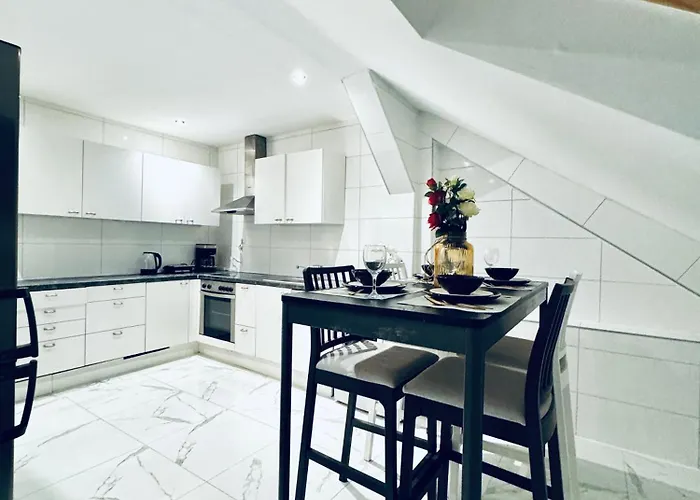 Comfortable 5-bedroom For 13 Near Train Station Apartman *