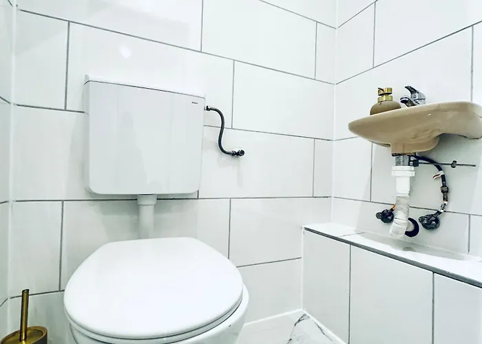 Apartman Comfortable 5-bedroom For 13 Near Train Station *
