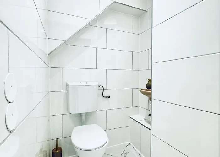 Comfortable 5-bedroom For 13 Near Train Station Apartman Bécs
